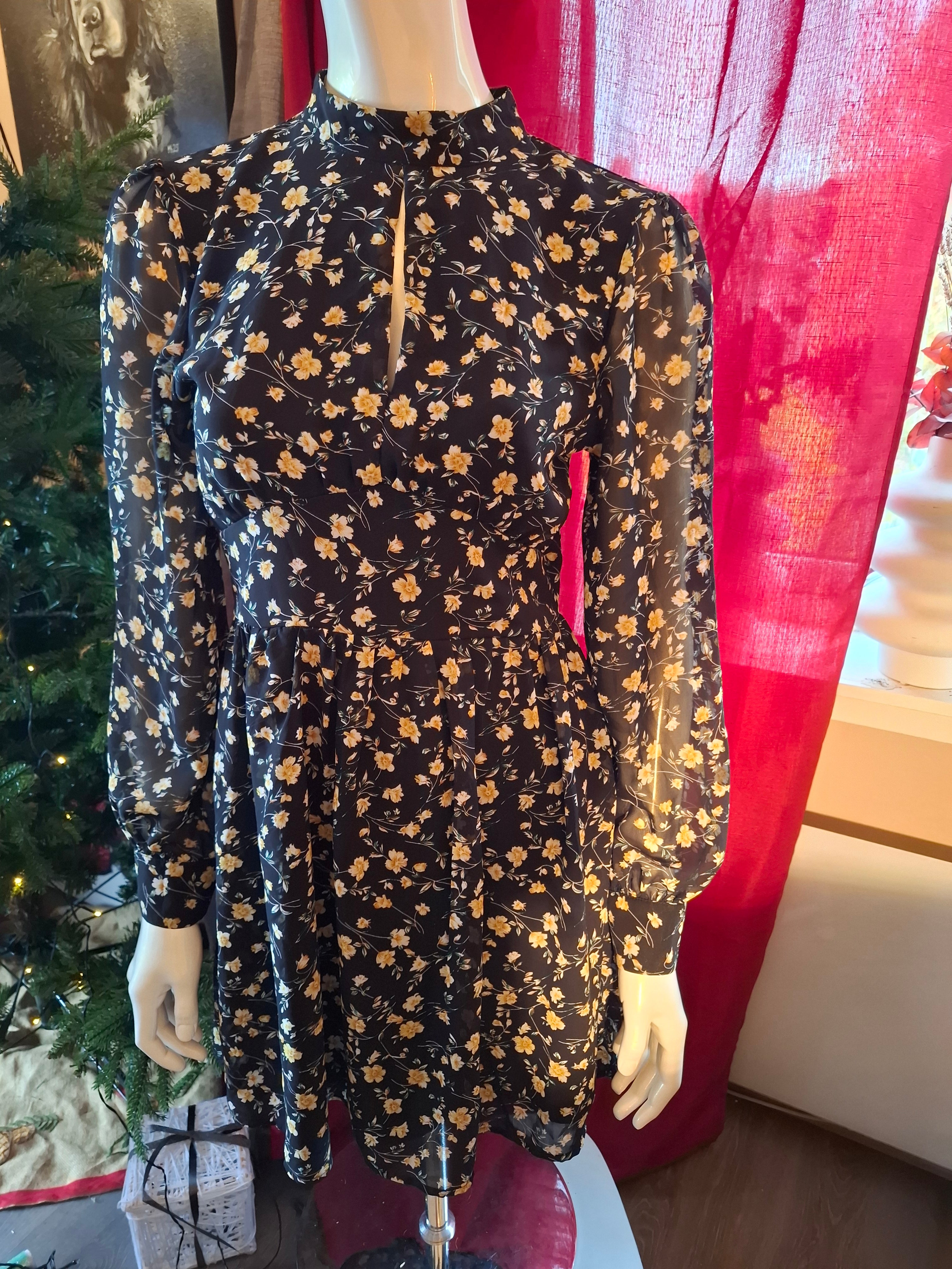 Sort kjole med gule blomster