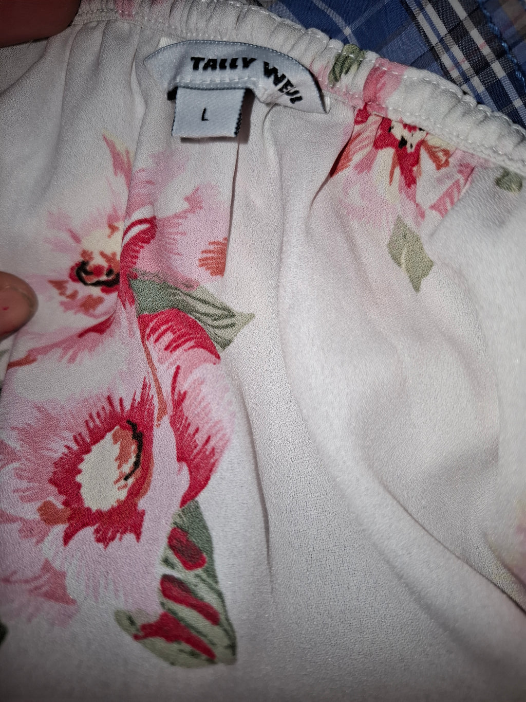 Hvit topp med rosa blomster str l