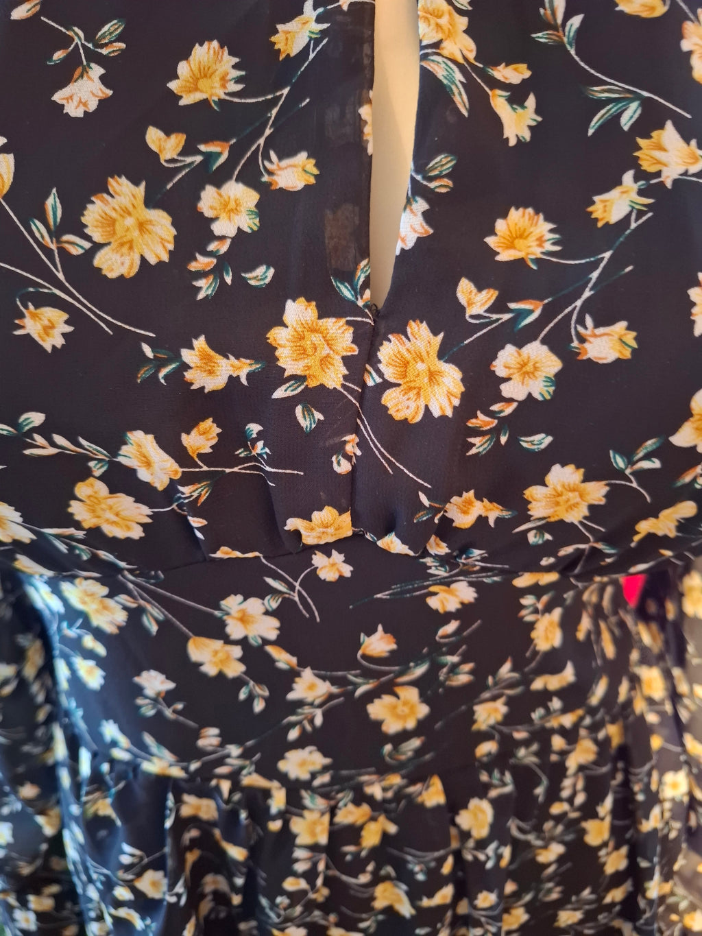 Sort kjole med gule blomster