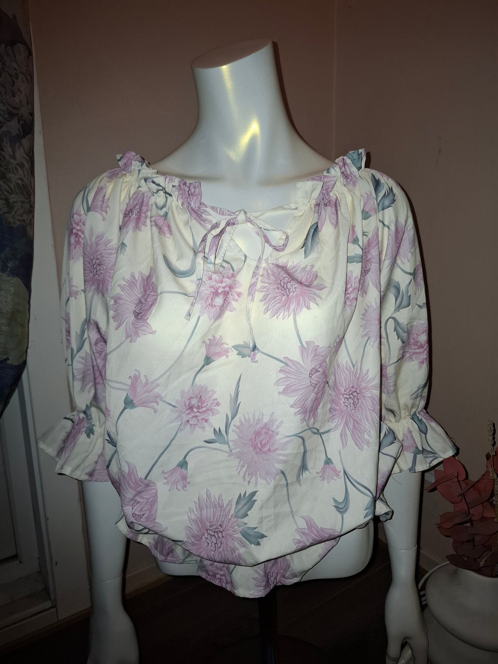Hvit topp med lilla blomster str L