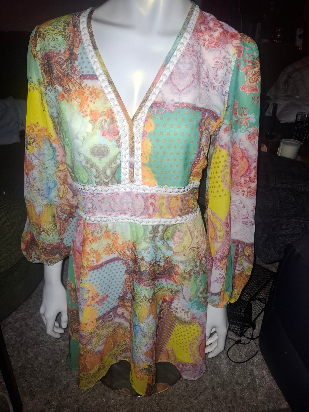 Fargerik kjole med lange armer str M