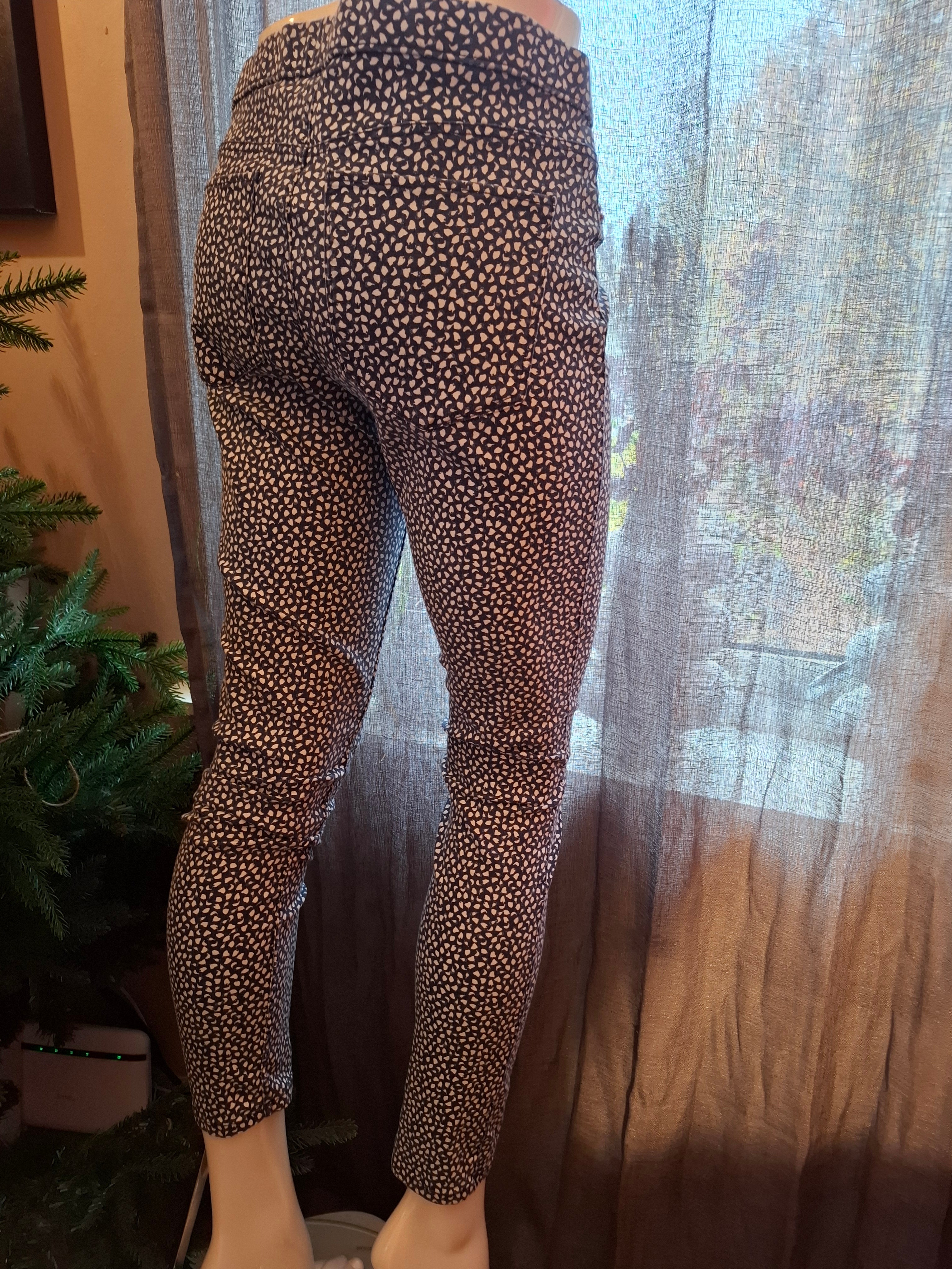 Blå og hvit prikkete bukse