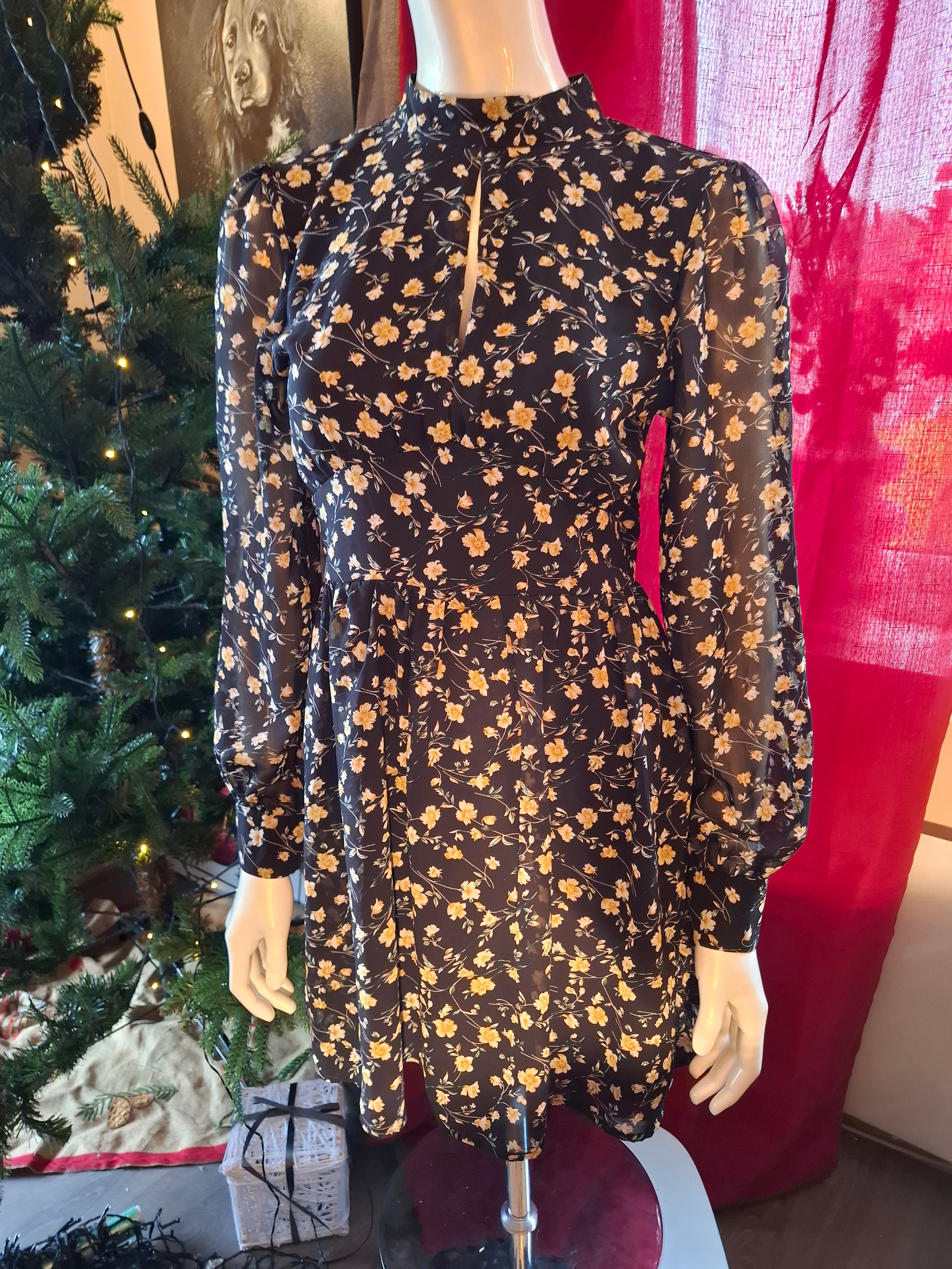 Sort kjole med gule blomster
