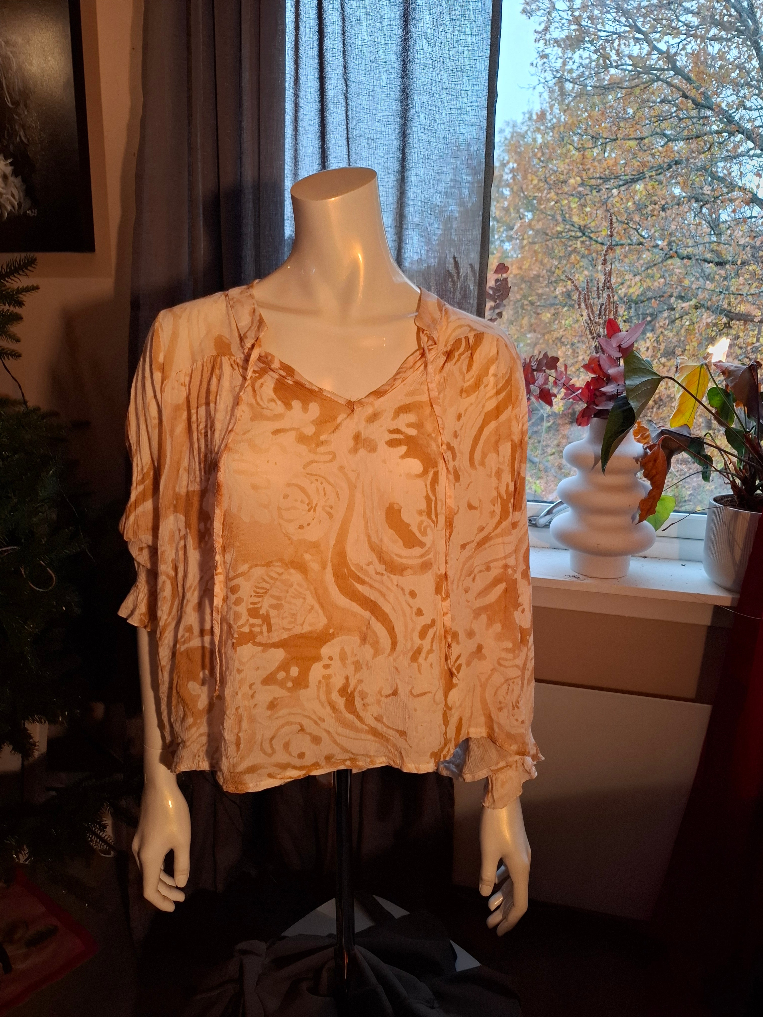 Beigemønstret topp m/l