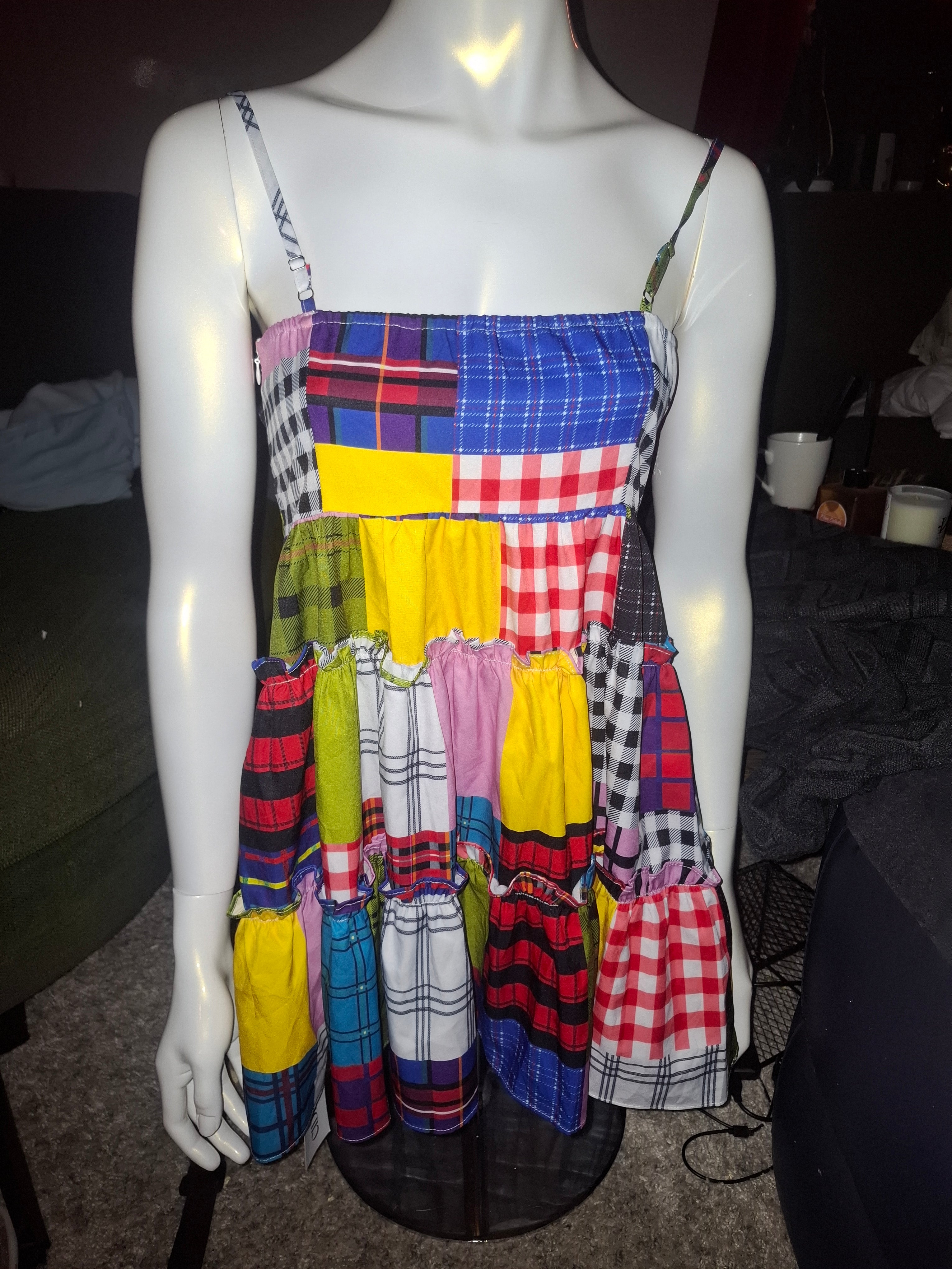 Fargerik kjole med spagettistropper str M