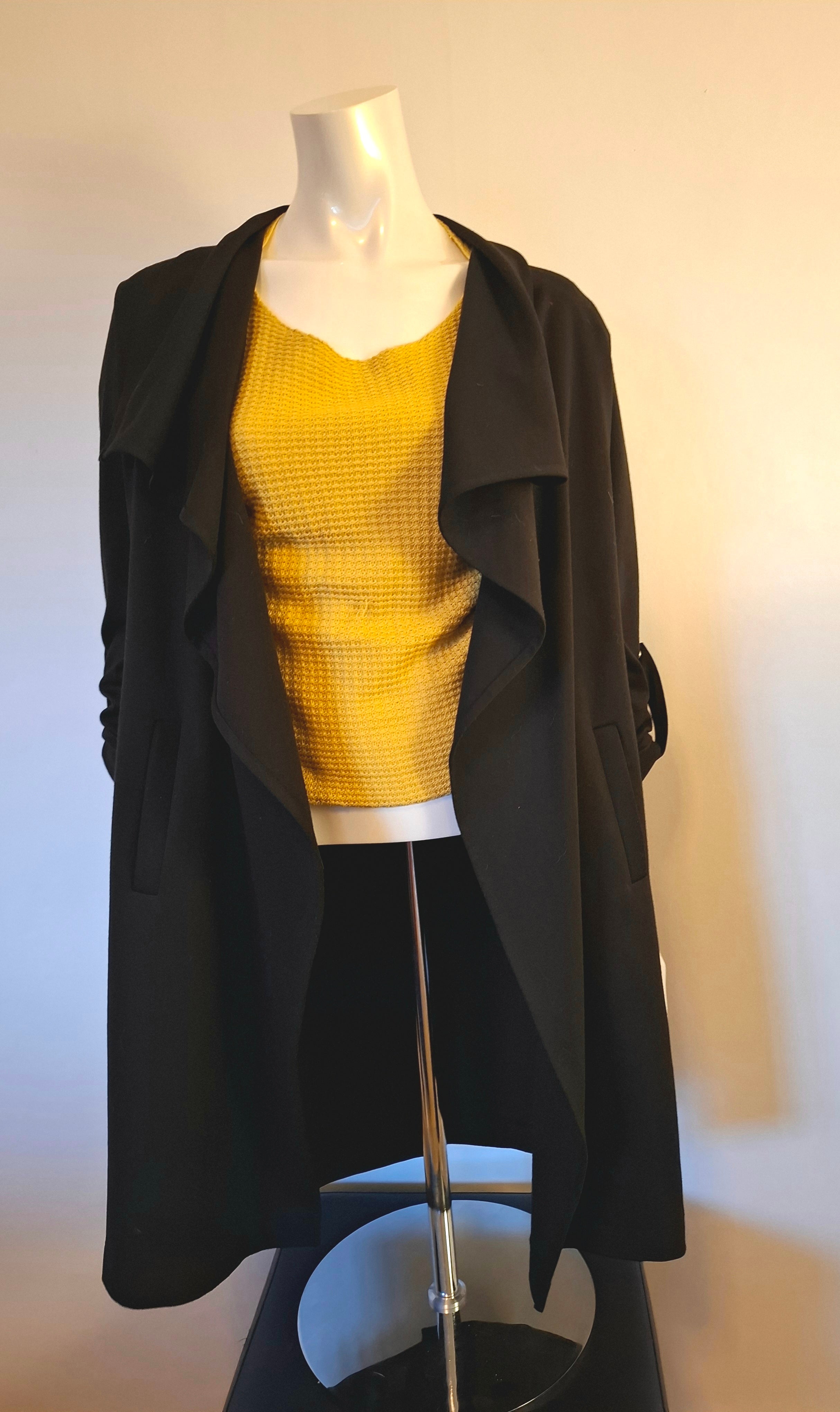Gul topp stylet med sort blazer. Blazer kjøpes eventuelt i tillegg og du finner den i nettbutikken 
