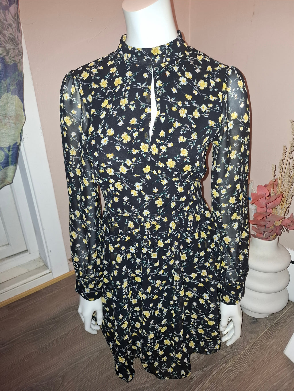 Sort kjole med gule blomster