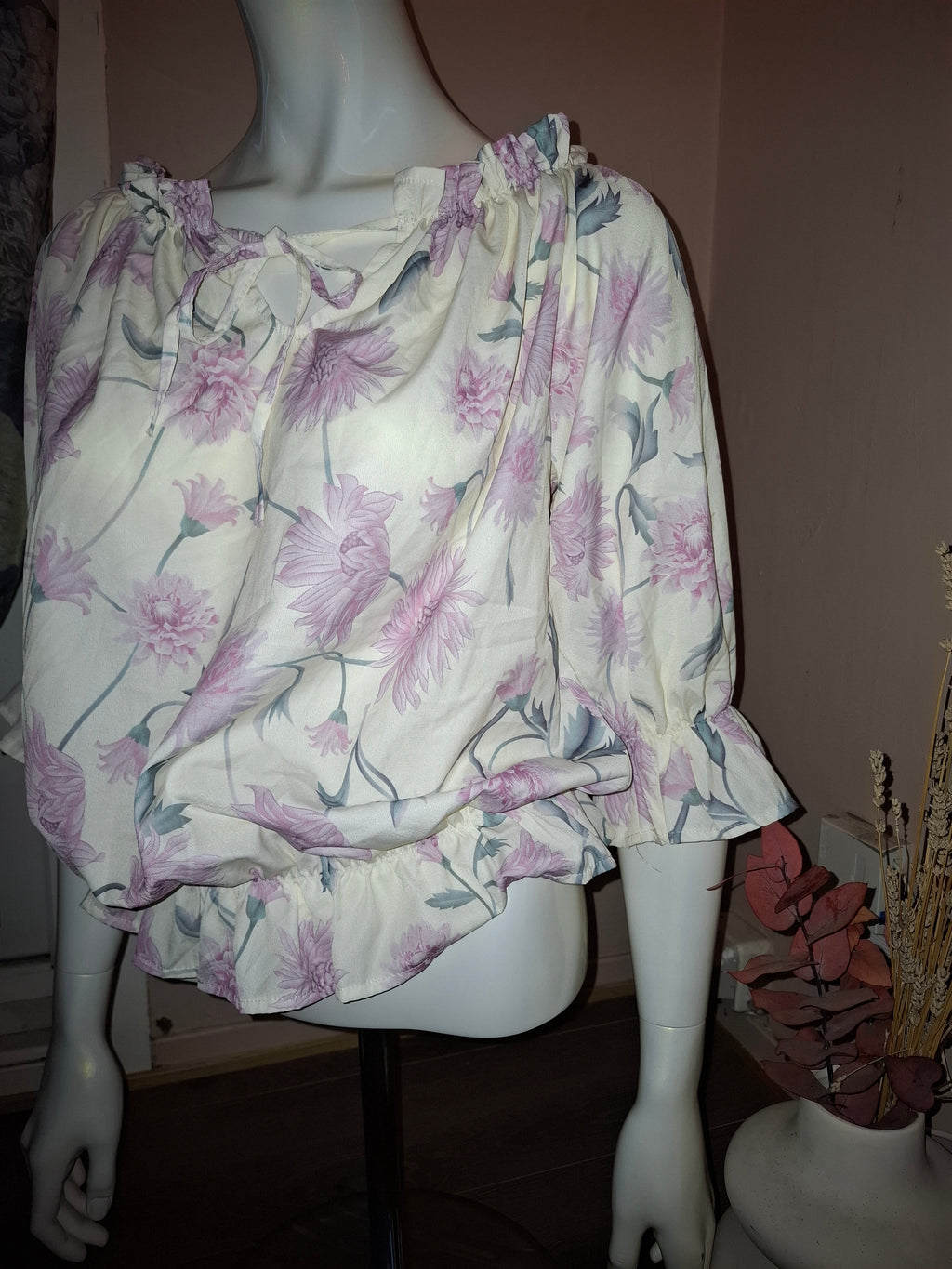 Hvit topp med lilla blomster str L