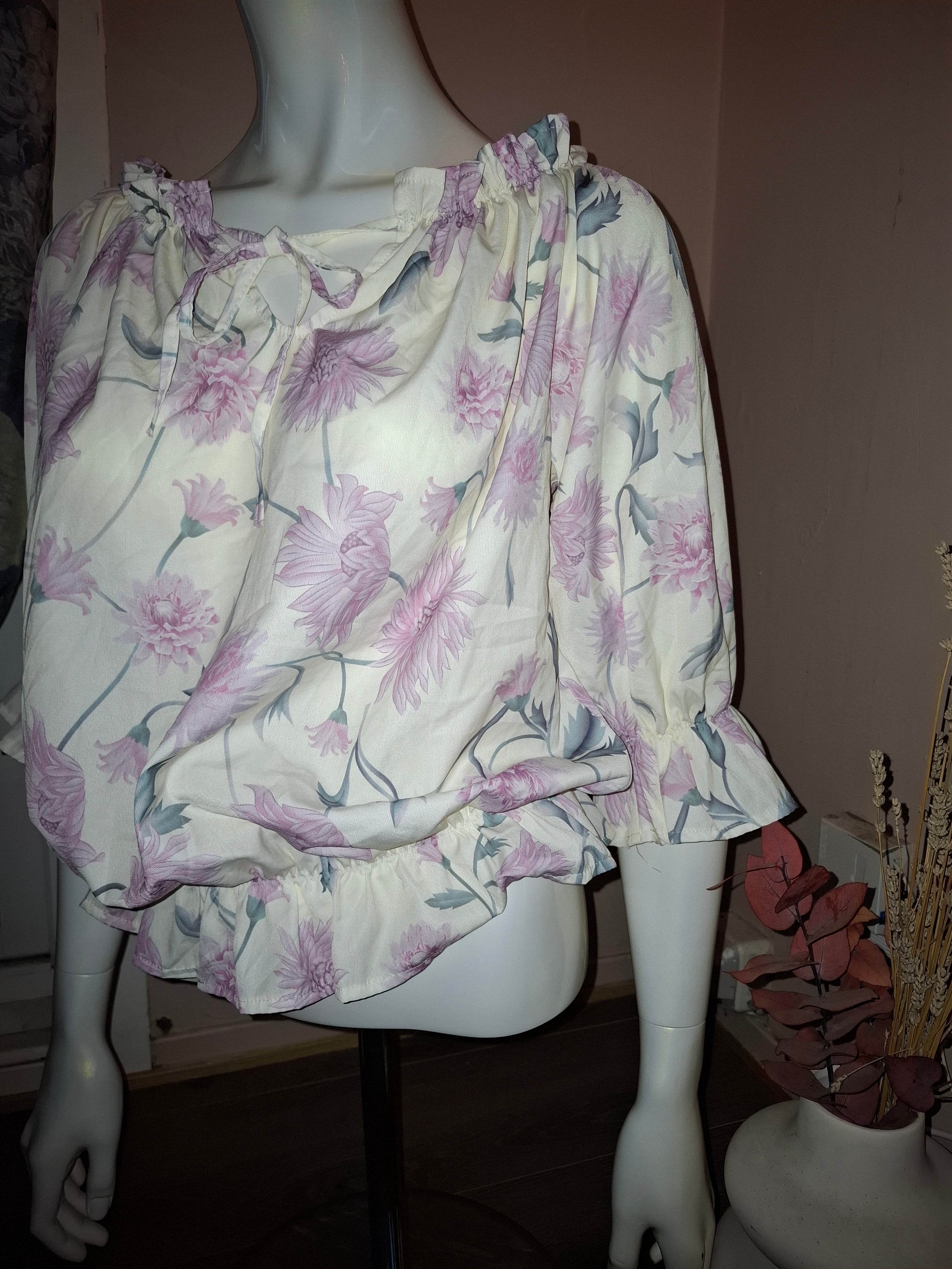 Hvit topp med lilla blomster str L