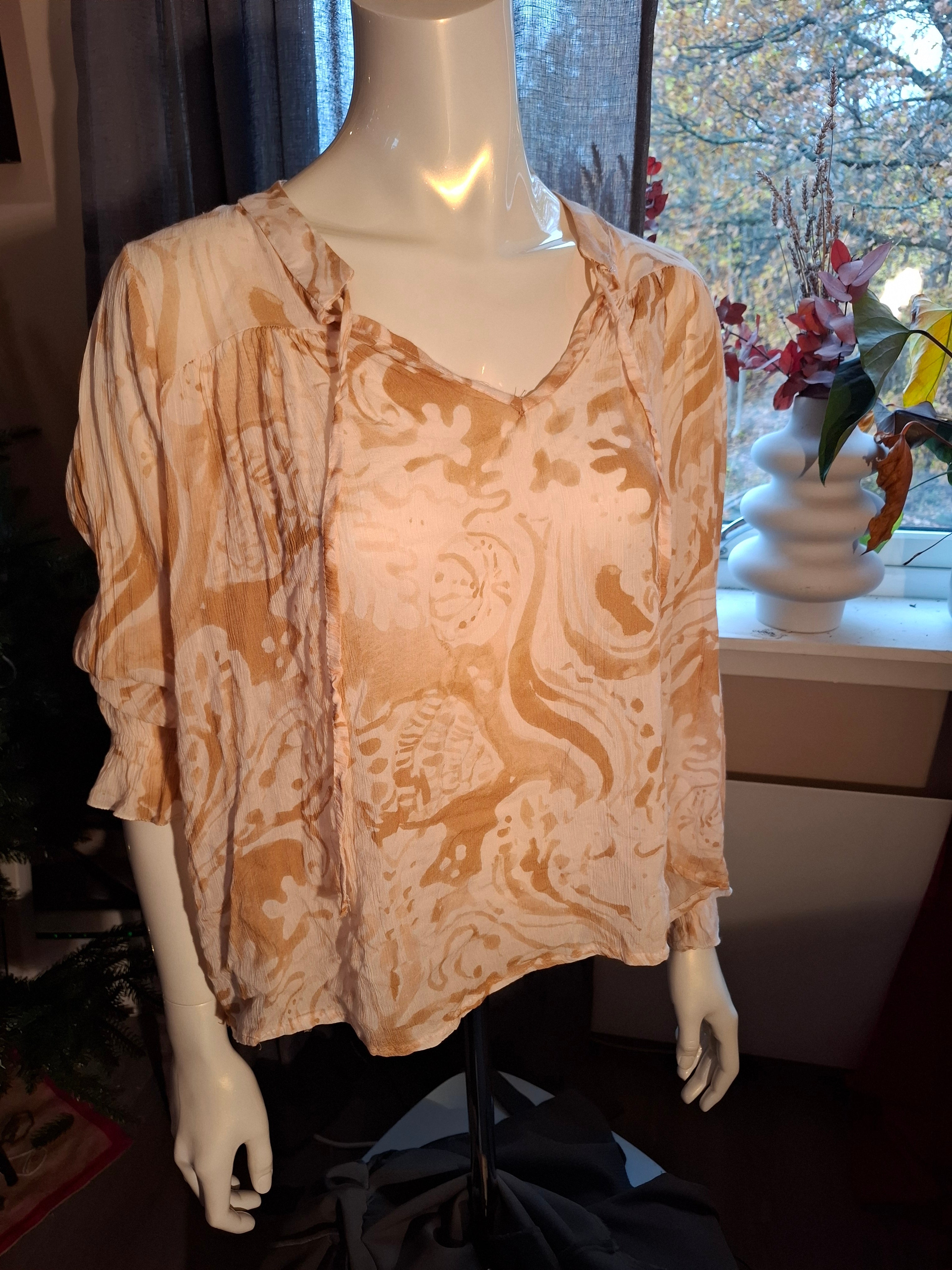 Beigemønstret topp m/l