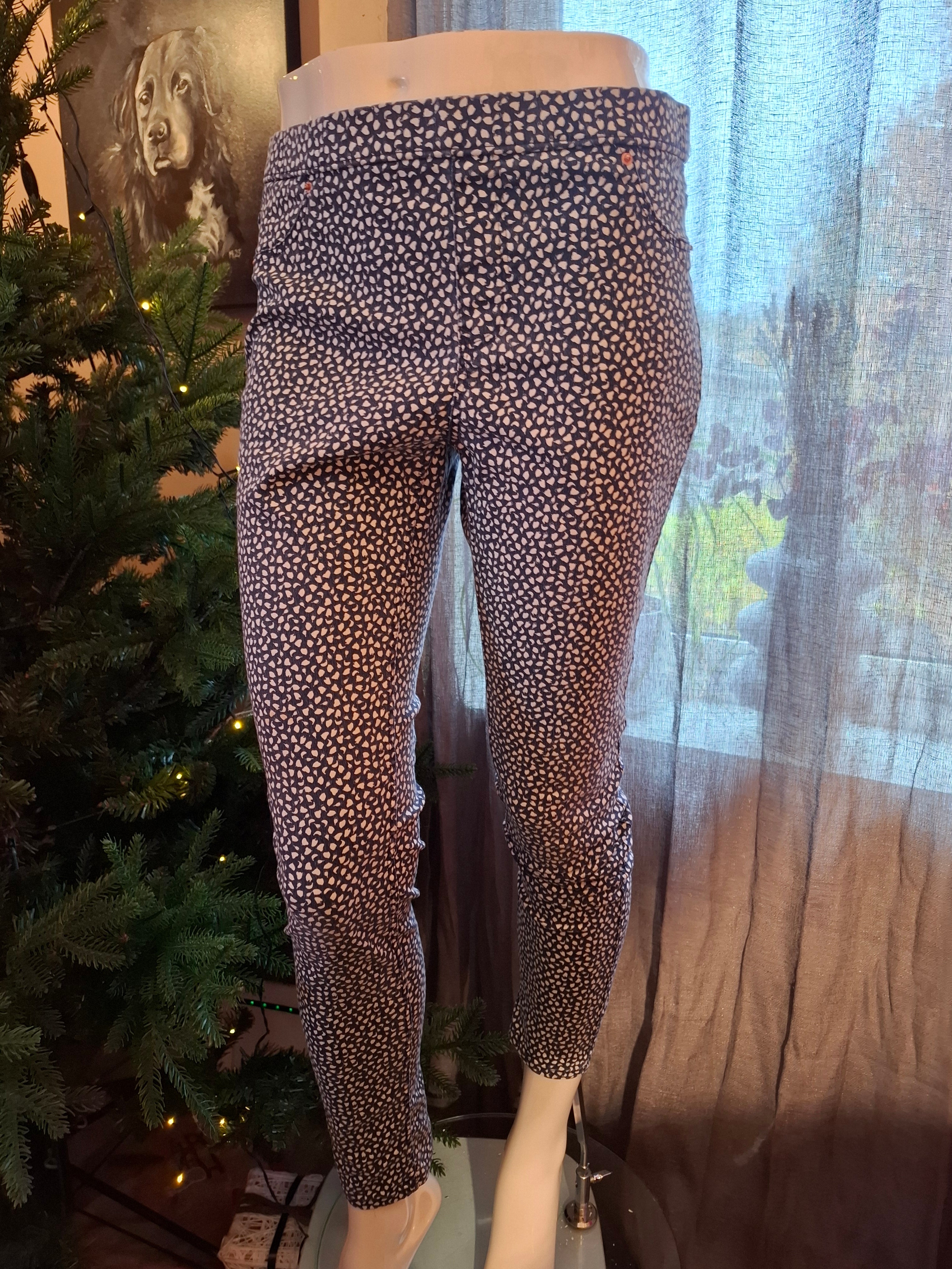 Blå og hvit prikkete bukse