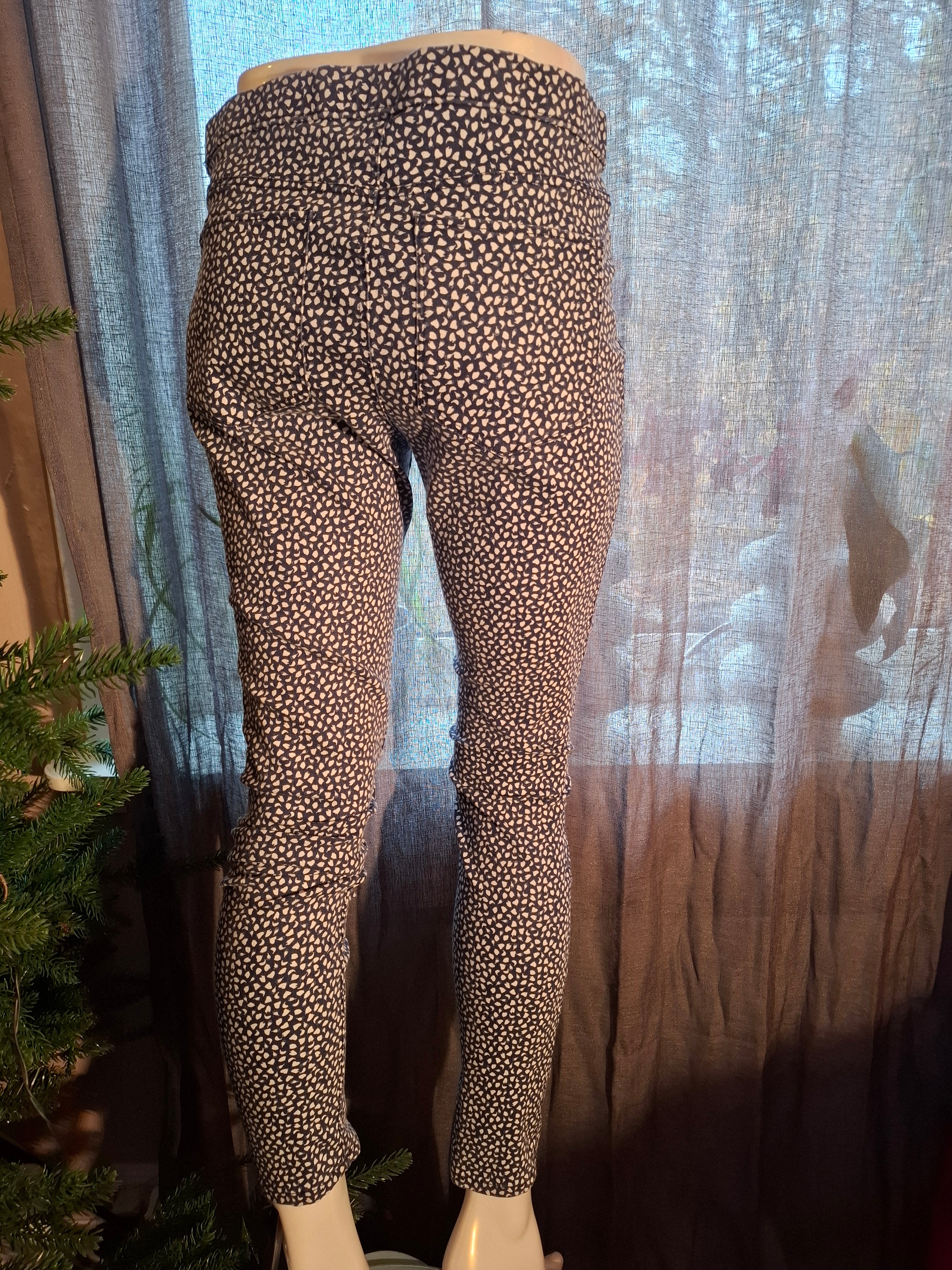 Blå og hvit prikkete bukse